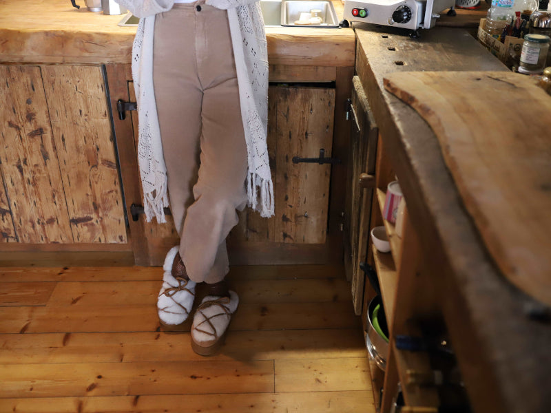 Amix_ciabatte_invernali_donna_chalet_chic_mont_d29_camel_indossate_frontali_in_cucina