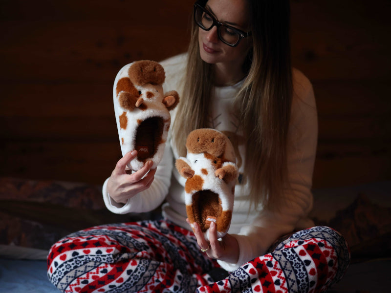 Amix_ciabatte_invernali_donna_mucca_pezzata_rossa_ambientata