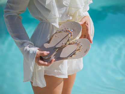 Amix_diva_infradito_donna_beige_bordo_piscina_in_mano