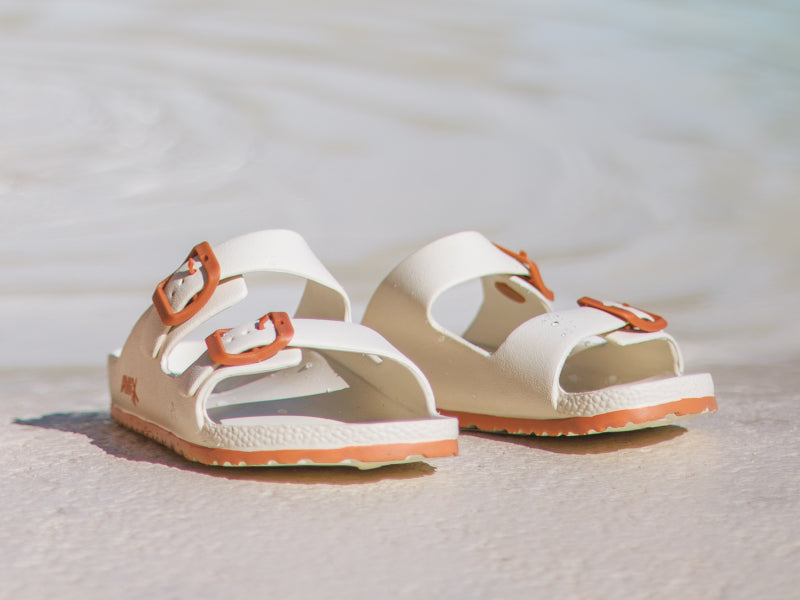 Amix_sandali_line_birke_doppia_fascia_beige_ambientata_spiaggia