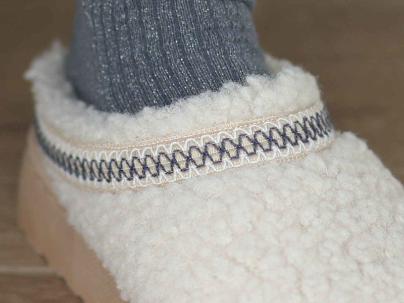 CCIMONTD19_dettaglio_ambientata_cucitura_ciabatte_invernali_donna_amix