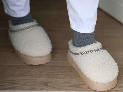 CCIMONTD19_dettaglio_ambientata_frontale_passo_ciabatte_invernali_donna_amix