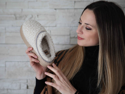 CCIMONTD19_dettaglio_ambientata_interno_con_ragazza_ciabatte_invernali_donna_amix