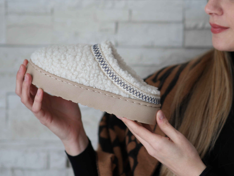 CCIMONTD19_dettaglio_ambientata_laterale_ciabatte_invernali_donna_amix