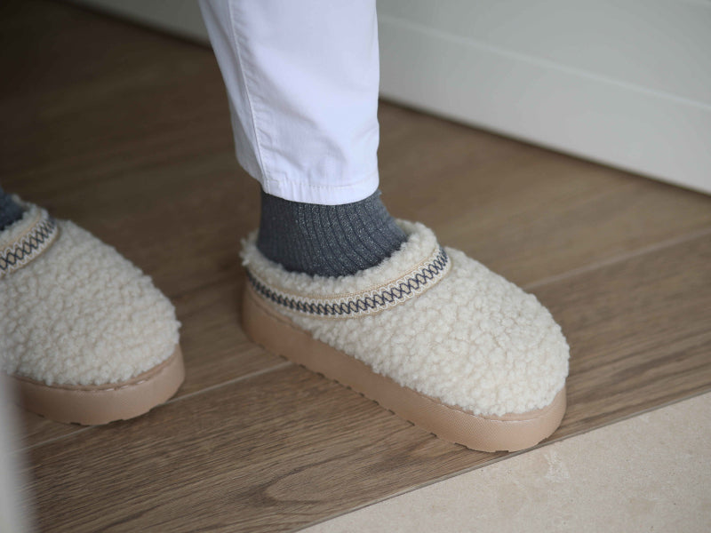 CCIMONTD19_dettaglio_ambientata_suola_ciabatte_invernali_donna_amix