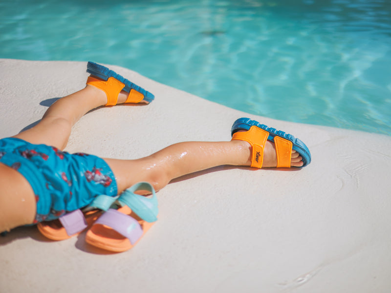 amix_SANDALETTO_BAMBINO_BLU_ambientata_piscina