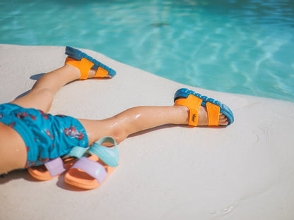 amix_SANDALETTO_BAMBINO_BLU_ambientata_piscina