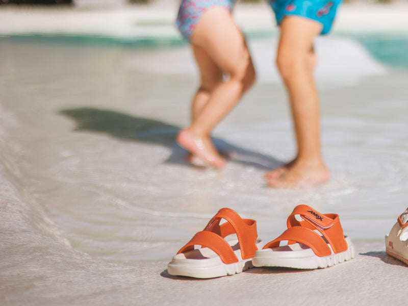 amix_SANDALETTO_BAMBINO_beige_ambientata_piscina