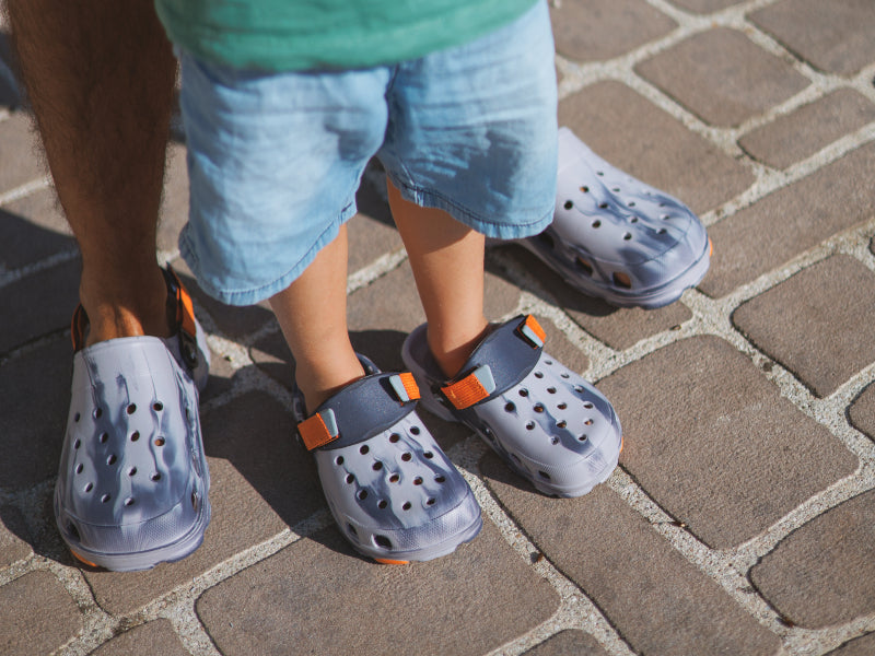 amix_sabot_splash_da_giardino_blu_indossato_con_bambino