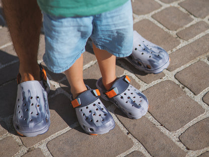 amix_sabot_splash_da_giardino_blu_indossato_con_bambino