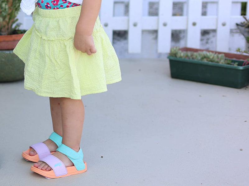 amix_sandaletto_Lude_bambina_con_strap_ambientata_laterale