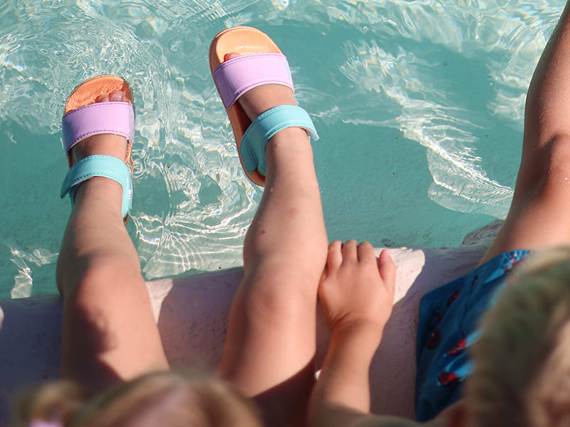 amix_sandaletto_Lude_bambina_con_strap_ambientata_piscina