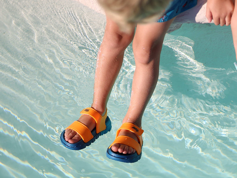 amix_sandaletto_flit_mito_bambino_con_strap_ambientata_piscina