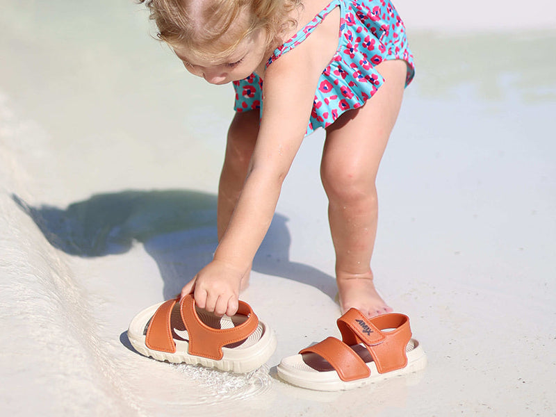 amix_sandaletto_flit_mito_bambino_con_strap_dettaglio_frontale_piscina_con_bimba