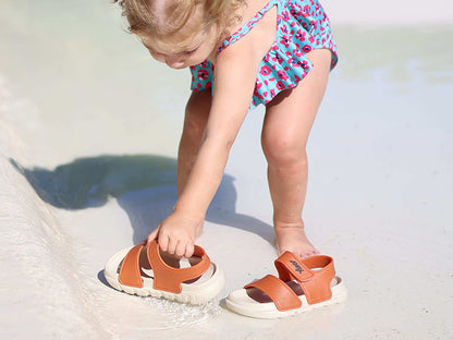 amix_sandaletto_flit_mito_bambino_con_strap_dettaglio_frontale_piscina_con_bimba