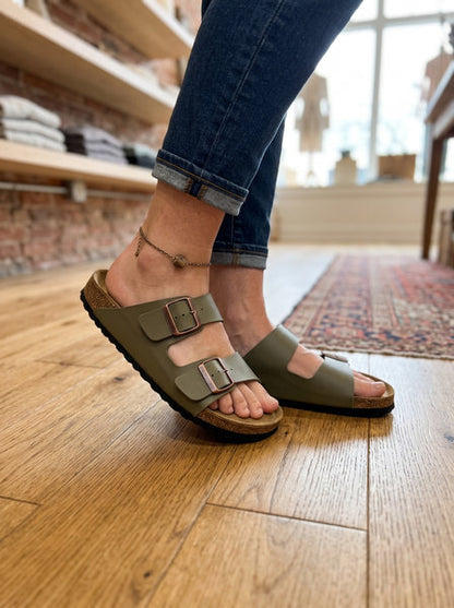 zeffirino_sandali_donna_doppia_fascia_salvia_indossata_jeans