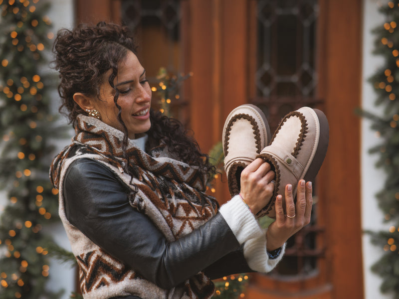 zeffirino_scarponcino_donna_belud2_beige_ambientata_in_mano