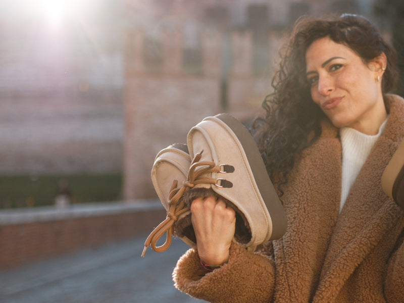 zeffirino_scarponcino_donna_belud5_beige_ambientata_in_mano