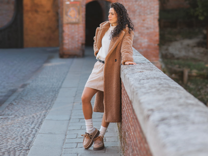 zeffirino_scarponcino_donna_belud5_beige_ambientata_indossata_muretto